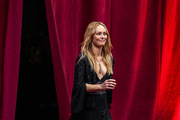 <span style='display:inline-block; background-color:#DF071E; width: 100%;padding:5px;'>Vanessa Paradis</span>