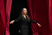 <span style='display:inline-block; background-color:#DF071E; width: 100%;padding:5px;'>Ángela Molina</span>