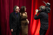 <span style='display:inline-block; background-color:#DF071E; width: 100%;padding:5px;'>Tim Burton et Monica Belluci</span>