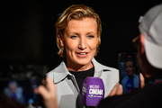 <span style='display:inline-block; background-color:#DF071E; width: 100%;padding:5px;'>Alexandra Lamy</span>