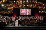 <span style='display:inline-block; background-color:#DF071E; width: 100%;padding:5px;'>Isabelle Huppert, Prix Lumière 2024</span>