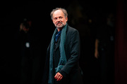 <span style='display:inline-block; background-color:#DF071E; width: 100%;padding:5px;'>Denis Podalydès</span>