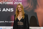 <span style='display:inline-block; background-color:#DF071E; width: 100%;padding:5px;'>Vanessa Paradis</span>
