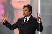 <span style='display:inline-block; background-color:#DF071E; width: 100%;padding:5px;'>Benicio del Toro</span>