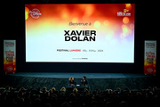 <span style='display:inline-block; background-color:#DF071E; width: 100%;padding:5px;'>Master class Xavier Dolan</span>