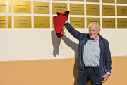<span style='display:inline-block; background-color:#DF071E; width: 100%;padding:5px;'>Marin Karmitz</span>