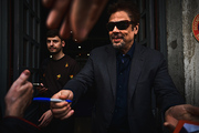 <span style='display:inline-block; background-color:#DF071E; width: 100%;padding:5px;'>Benicio del Toro</span>