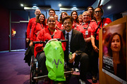 <span style='display:inline-block; background-color:#DF071E; width: 100%;padding:5px;'>Benicio Del Toro et les bénévoles du festival</span>