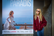 <span style='display:inline-block; background-color:#DF071E; width: 100%;padding:5px;'>Vanessa Paradis</span>