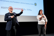 <span style='display:inline-block; background-color:#DF071E; width: 100%;padding:5px;'>Thierry Frémaux et Pénélope Riboud-Seydoux (Fondation Jérôme Seydoux-Pathé)</span>