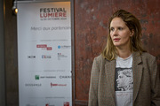 <span style='display:inline-block; background-color:#DF071E; width: 100%;padding:5px;'>Justine Triet</span>