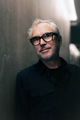 <span style='display:inline-block; background-color:#DF071E; width: 100%;padding:5px;'>Alfonso Cuarón </span>