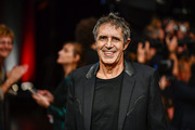 <span style='display:inline-block; background-color:#DF071E; width: 100%;padding:5px;'>Julien Clerc</span>