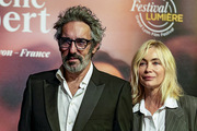 <span style='display:inline-block; background-color:#DF071E; width: 100%;padding:5px;'>Frédéric Chaudier et Emmanuelle Béart</span>