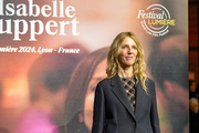 <span style='display:inline-block; background-color:#DF071E; width: 100%;padding:5px;'>Sandrine Kiberlain</span>
