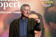 <span style='display:inline-block; background-color:#DF071E; width: 100%;padding:5px;'>Regis Wargnier</span>