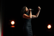 <span style='display:inline-block; background-color:#DF071E; width: 100%;padding:5px;'>Camélia Jordana</span>