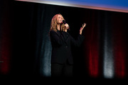 <span style='display:inline-block; background-color:#DF071E; width: 100%;padding:5px;'>Sandrine Kiberlain</span>