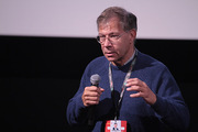 <span style='display:inline-block; background-color:#DF071E; width: 100%;padding:5px;'>Antoine Sire</span>