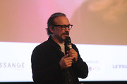 <span style='display:inline-block; background-color:#DF071E; width: 100%;padding:5px;'>Vincent Perez</span>