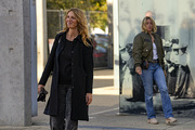 <span style='display:inline-block; background-color:#DF071E; width: 100%;padding:5px;'>Sandrine Kiberlain - Sortie d'Usine</span>
