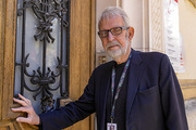 <span style='display:inline-block; background-color:#DF071E; width: 100%;padding:5px;'>Walter Murch</span>