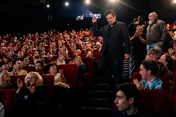 <span style='display:inline-block; background-color:#DF071E; width: 100%;padding:5px;'>Benicio del Toro</span>