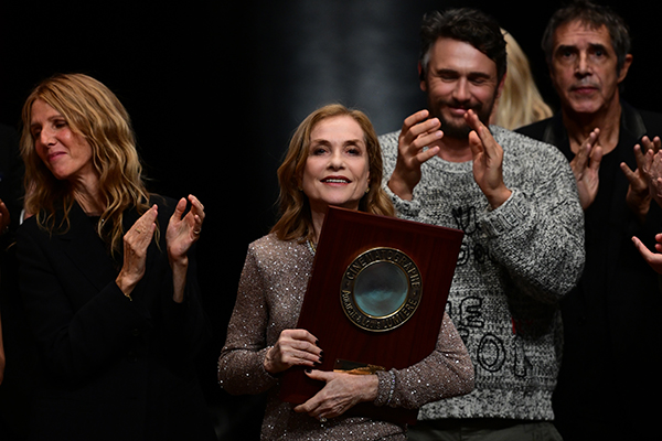<span style='display:inline-block; background-color:#DF071E; width: 100%;padding:5px;'>Isabelle Huppert, Prix Lumière 2024</span>
