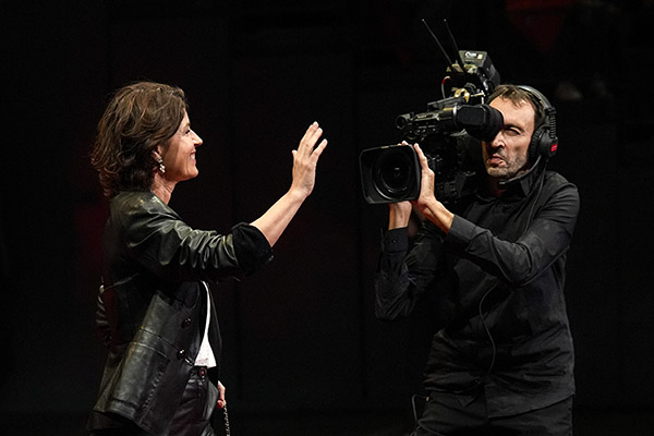 <span style='display:inline-block; background-color:#DF071E; width: 100%;padding:5px;'>Irène Jacob</span>