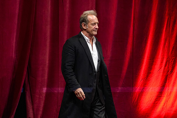 <span style='display:inline-block; background-color:#DF071E; width: 100%;padding:5px;'>Vincent Lindon</span>