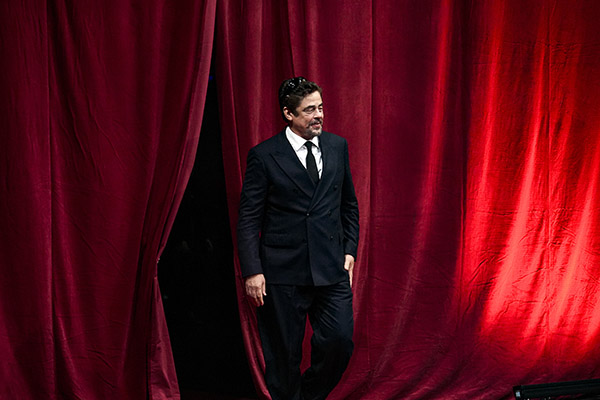 <span style='display:inline-block; background-color:#DF071E; width: 100%;padding:5px;'>Benicio del Toro</span>