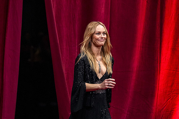 <span style='display:inline-block; background-color:#DF071E; width: 100%;padding:5px;'>Vanessa Paradis</span>