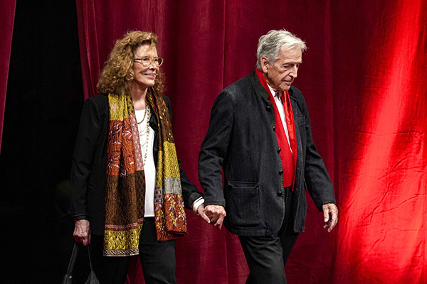 <span style='display:inline-block; background-color:#DF071E; width: 100%;padding:5px;'>Michèle Ray-Gavras et Costa-Gavras</span>