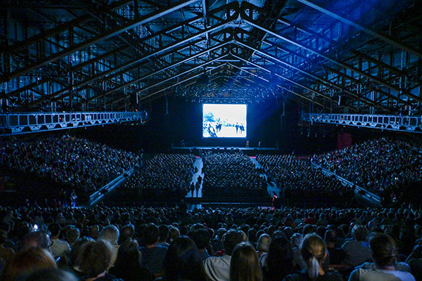 <span style='display:inline-block; background-color:#DF071E; width: 100%;padding:5px;'>La Halle Tony Garnier</span>
