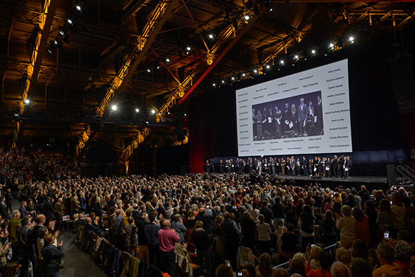 <span style='display:inline-block; background-color:#DF071E; width: 100%;padding:5px;'>La Halle Tony Garnier</span>
