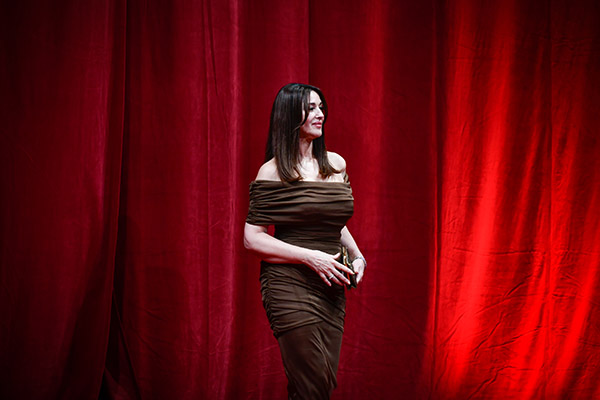 <span style='display:inline-block; background-color:#DF071E; width: 100%;padding:5px;'>Monica Bellucci</span>