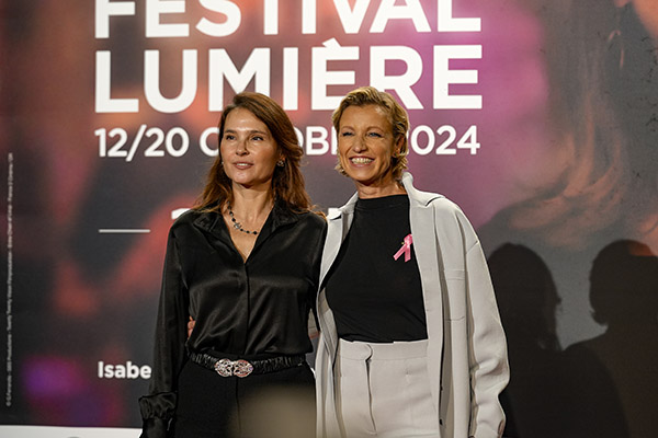 <span style='display:inline-block; background-color:#DF071E; width: 100%;padding:5px;'>Virginie Ledoyen et Alexandra Lamy</span>