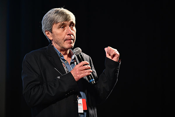 <span style='display:inline-block; background-color:#DF071E; width: 100%;padding:5px;'>Jean Ollé-Laprune (historien du cinéma, ambassadeur Lumière 2024)</span>