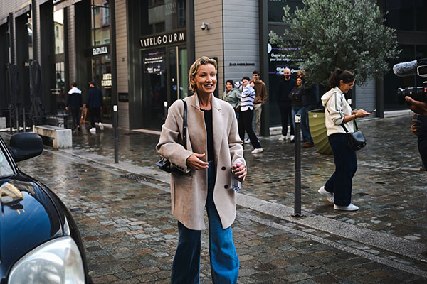 <span style='display:inline-block; background-color:#DF071E; width: 100%;padding:5px;'>Alexandra Lamy</span>