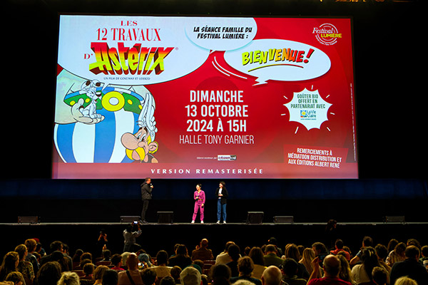 <span style='display:inline-block; background-color:#DF071E; width: 100%;padding:5px;'> SÉANCE FAMILLE / <em>Les 12 travaux d'Astérix</em></span>
