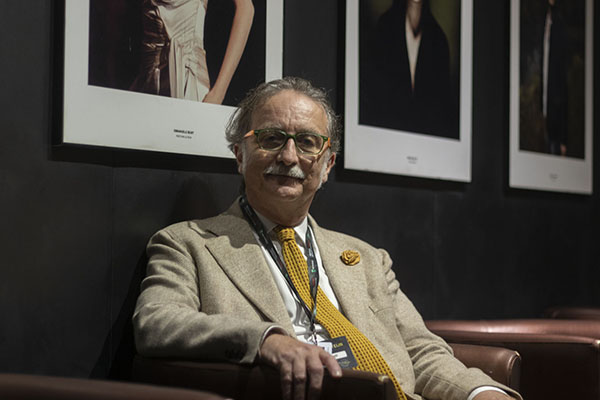 <span style='display:inline-block; background-color:#DF071E; width: 100%;padding:5px;'>Gian Luca Farinelli</span>