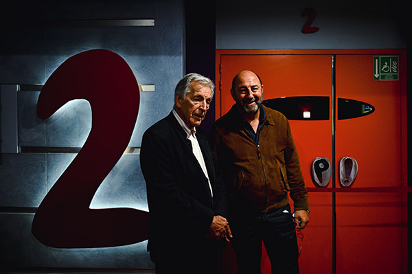 <span style='display:inline-block; background-color:#DF071E; width: 100%;padding:5px;'>Costa-Gavras et Kad Merad</span>
