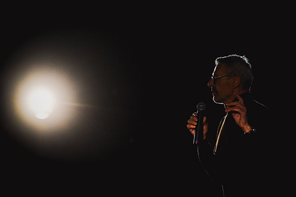 <span style='display:inline-block; background-color:#DF071E; width: 100%;padding:5px;'>Lambert Wilson</span>