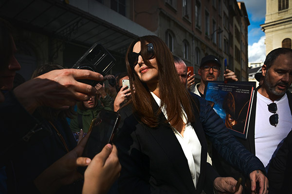 <span style='display:inline-block; background-color:#DF071E; width: 100%;padding:5px;'>Monica Bellucci</span>