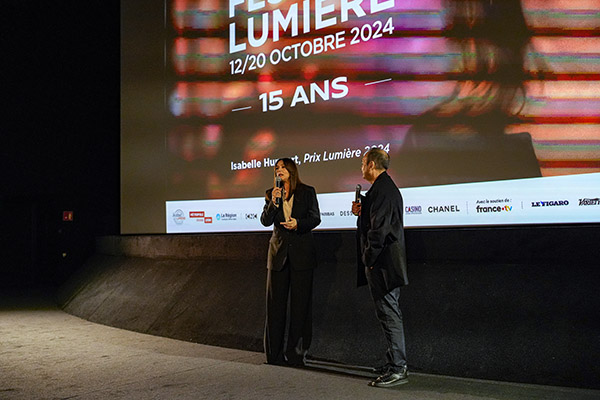 <span style='display:inline-block; background-color:#DF071E; width: 100%;padding:5px;'>Monica Bellucci</span>
