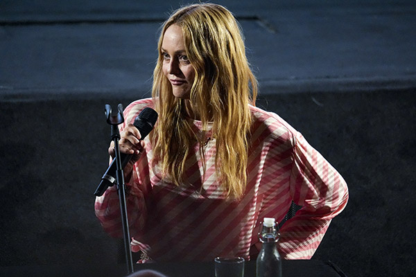 <span style='display:inline-block; background-color:#DF071E; width: 100%;padding:5px;'>Vanessa Paradis</span>