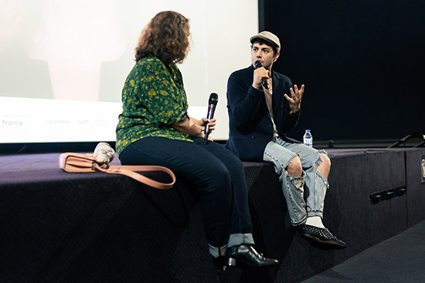 <span style='display:inline-block; background-color:#DF071E; width: 100%;padding:5px;'>Xavier Dolan</span>