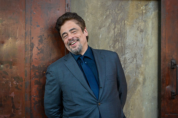 <span style='display:inline-block; background-color:#DF071E; width: 100%;padding:5px;'>Benicio del Toro</span>