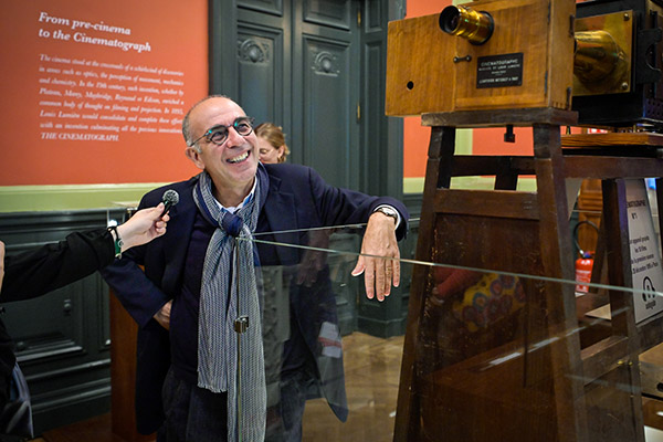 <span style='display:inline-block; background-color:#DF071E; width: 100%;padding:5px;'>Giuseppe Tornatore</span>