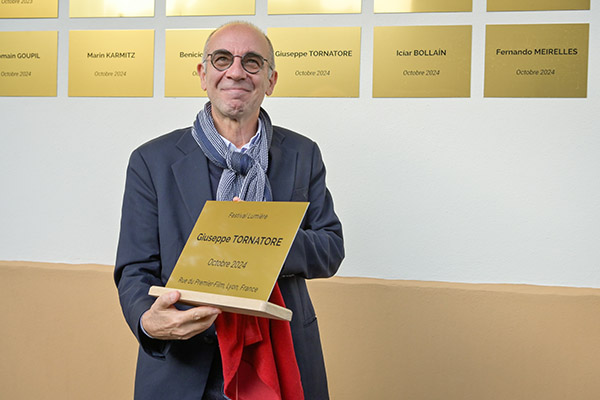<span style='display:inline-block; background-color:#DF071E; width: 100%;padding:5px;'>Giuseppe Tornatore</span>